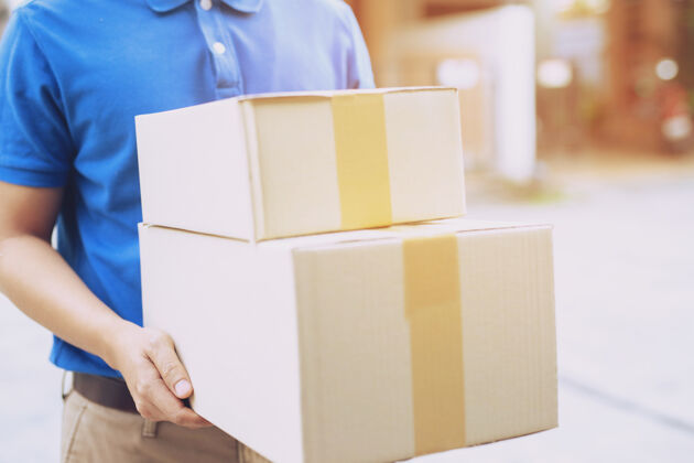 箱子包裹投递员把包裹通过服务送到首页.寄售客户接受送货员送的箱子发货工人邮政