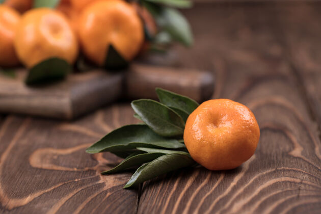 有机棕色木头上橘子特写镜头的旋转背景成熟水果柑橘新鲜食品