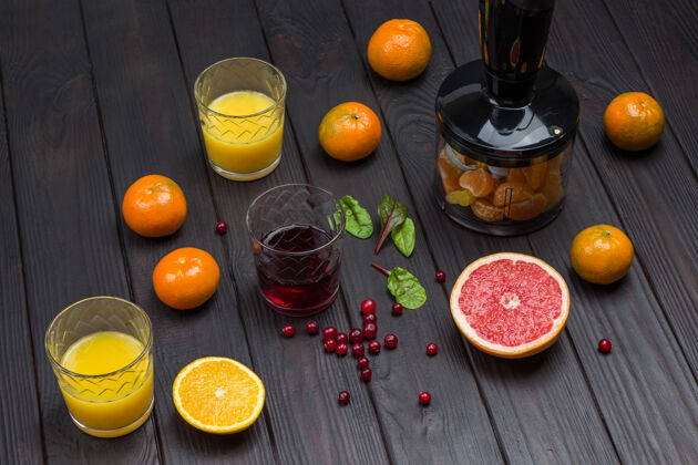 新鲜一杯带有热带水果的橙汁和葡萄柚汁素食饮料混合