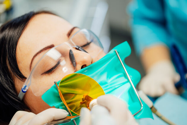 办公室美丽的女病人在牙科诊所接受牙科治疗男性卫生口腔