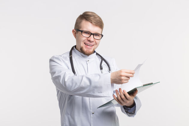 工作医学与健康理念-医生微笑听诊器持文件夹在白色制服猪鬃阳性