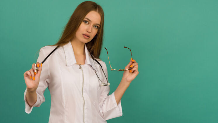 女人美丽的微笑性感的护士或女医生站在背景上看着相机模特诊所服装