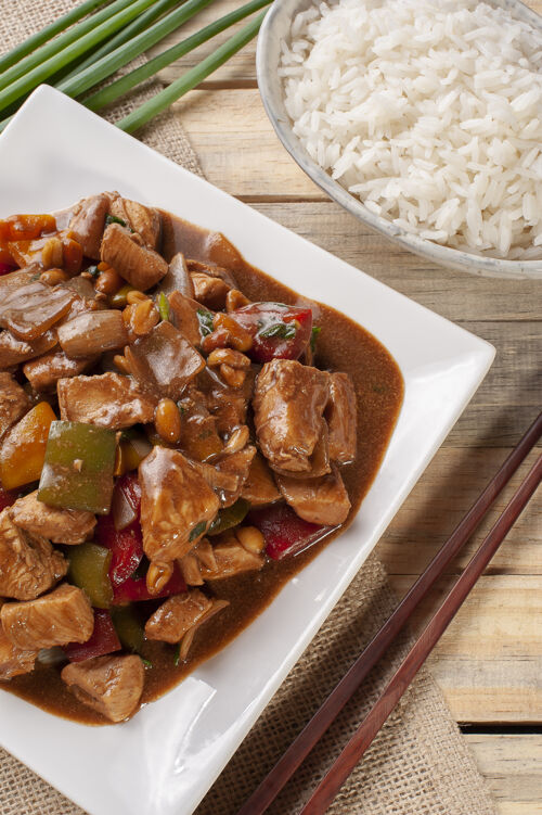 料理宫保鸡肉中国菜传统的食物.象棋鸡肉.上衣查看新鲜肉美味