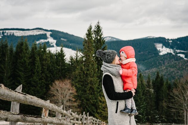 一天幸福家庭：妈妈和女孩在雪地里玩 在山上散步 自然母亲孩子和女儿在享受弗罗斯特之旅冬季户外寒冷幼儿