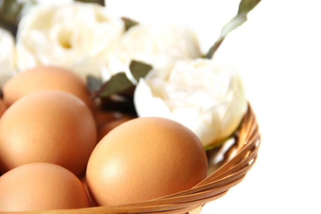 四月篮子里有鸡蛋和花鲜花鸡蛋早餐