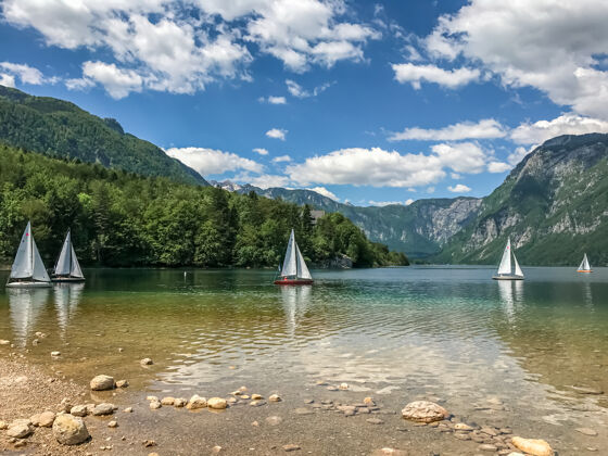 平静湖山帆船特里格拉夫斯洛文尼亚国家公园国家游艇风景