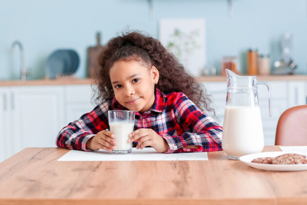 孩子厨房里有牛奶的非洲裔小女孩钙生长营养素