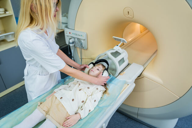 疾病放射科医生准备给小女孩做核磁共振脑部检查扫描设备实践