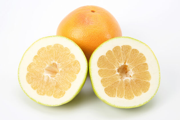 美味在白色背景上切柑橘柚子葡萄柚甜点圆形