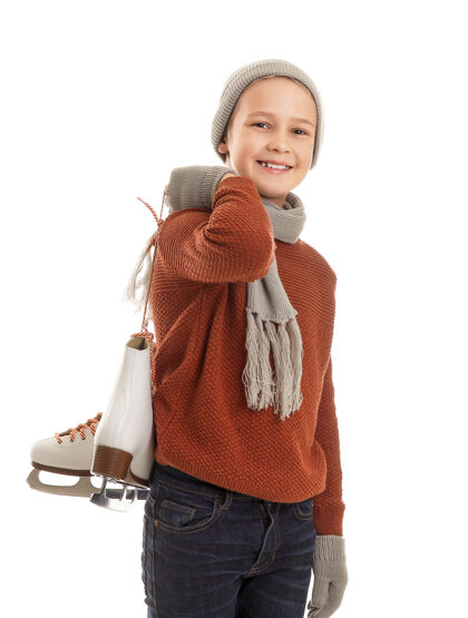刀片可爱的小男孩在白色的衬托下穿着溜冰鞋活动爱好温暖