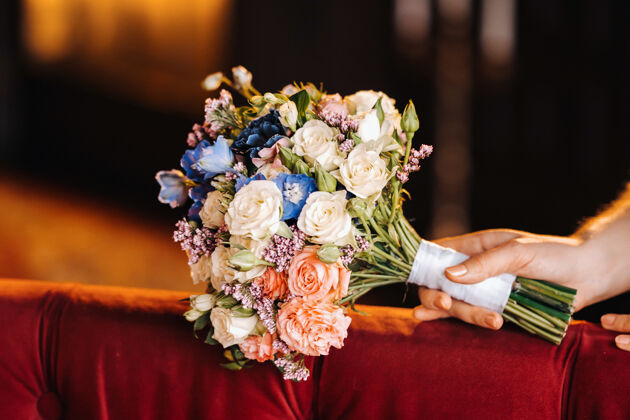 欢乐婚礼花束与牡丹在新娘的手下的面纱叶女孩浪漫