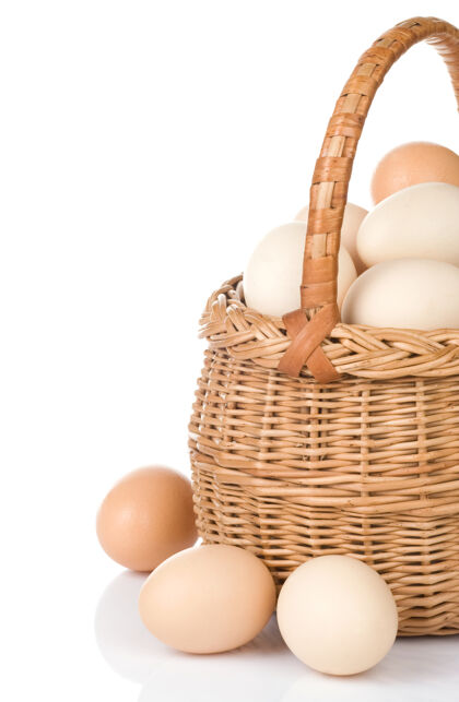 自制的鸡蛋和篮子都是白色的堆食物柳条