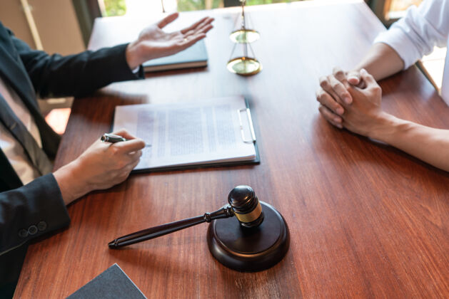 房地产男性公证律师或法官咨询或讨论合同文件推荐会议判决