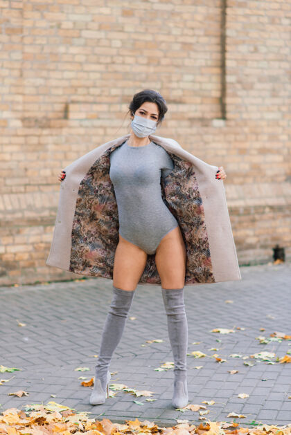 时尚秋天戴着面具和紧身衣的性感女人的时尚写真帕克大流行 病毒 冠状病毒比基尼流感舞蹈
