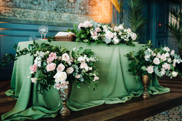 盘子婚礼桌上装饰着鲜花 在城堡的桌子上 餐桌上装饰着烛光晚餐餐桌庆典鲜花