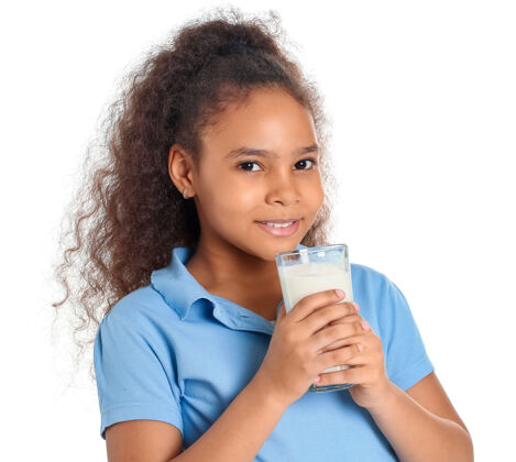 健康一个在白色衣服上涂牛奶的非洲裔小女孩美味新鲜蛋白质