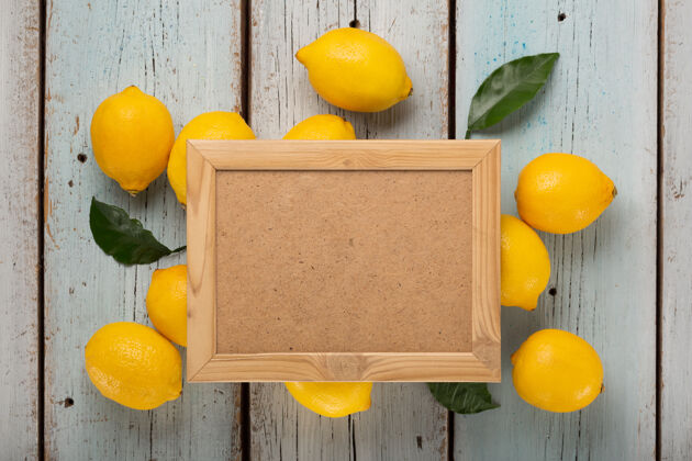 柠檬用柠檬和绿叶填充文本的空框架食物健康厨房