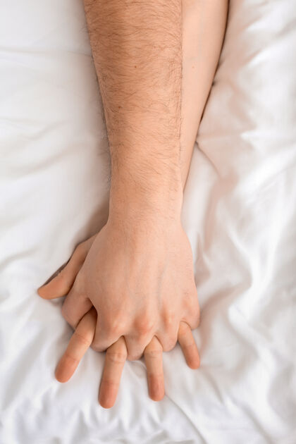 休息睡在床上的年轻夫妇的手男人舒适手臂