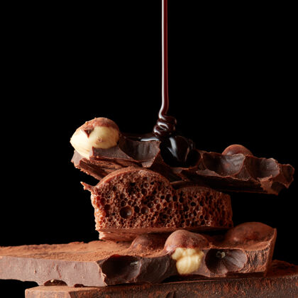 糖浆把巧克力糖浆倒在黑巧克力上块粉碎堆