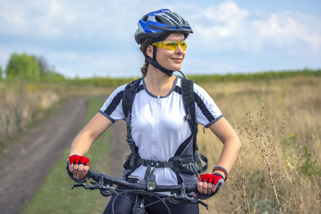 自行车骑着自行车的美丽快乐的女自行车手自然健活方式和运动休闲和爱好运动自行车自行车手