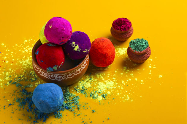 粉末庆祝印度节日胡里节 黄色表面上的五彩球球粘土文化