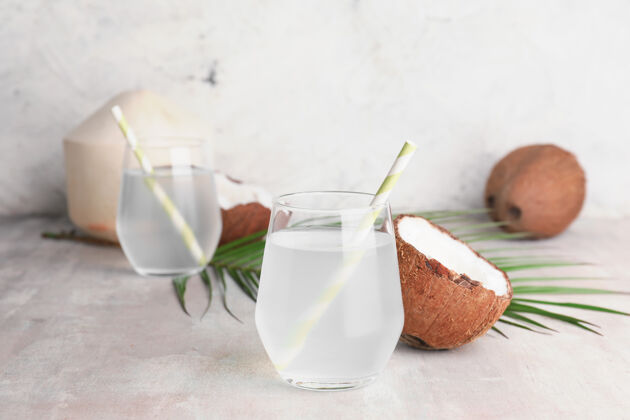 美味桌上放一杯新鲜的椰子水水果水成熟