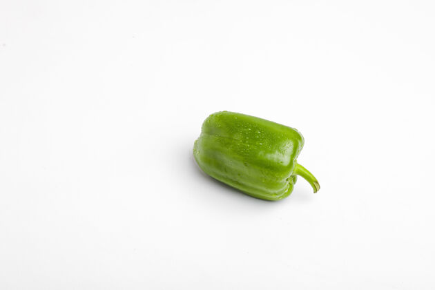 素食主义者新鲜的青椒（辣椒）在白色的表面单一维生素沙拉