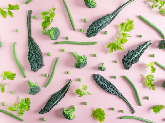 扁豆粉红色桌子上新鲜绿色蔬菜的俯视图营养食物种子