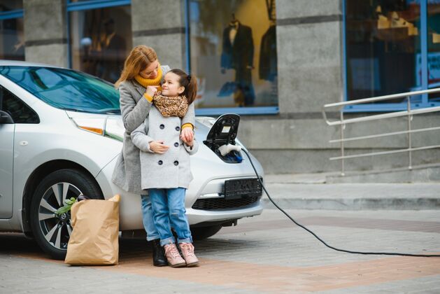 生态时尚母女为电动车充电 共度时光街道电池汽车