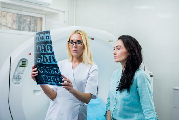 监测放射科医生和一个女病人一起检查ct扫描放射学医学诊断