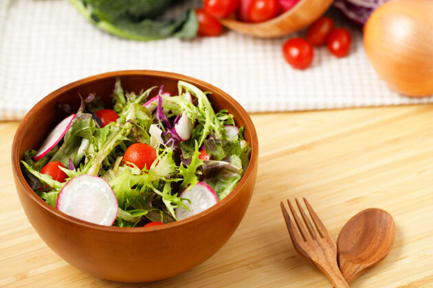 美味健康饮食的有机沙拉菠菜膳食吃