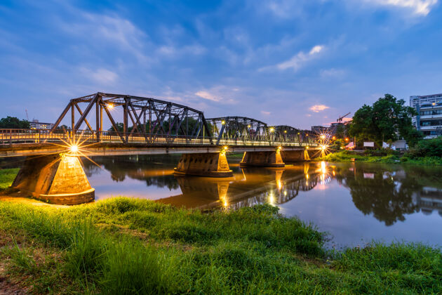 夜晚黄昏时分的铁桥是泰国清迈的一大旅游景点河流户外金属