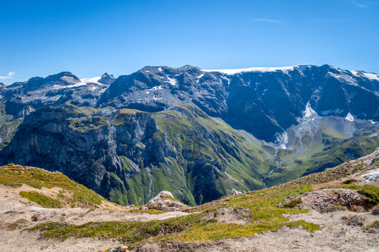 冰川从法国阿尔卑斯山普拉洛格南拉瓦努瓦兹的小勃朗峰山顶俯瞰高山冰川景观徒步旅行户外山峰