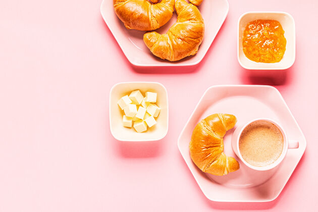 咖啡早餐咖啡和羊角面包 粉色背景 俯视图 平面图黄油景观泡沫