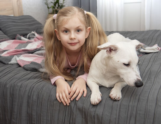 美丽快乐的孩子狗肖像和…在一起的女孩宠物女孩还有白杰克罗素可爱宠物人