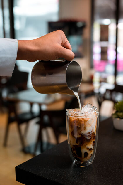 新鲜咖啡师在倒咖啡咖啡馆食物生活方式