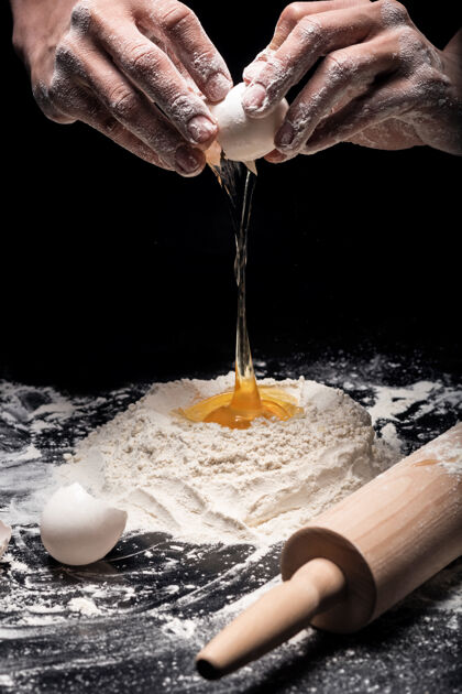 面包烘烤它关闭在餐馆工作的时候 厨师们正在准备面团 用鸡蛋和面粉对比厨房配料