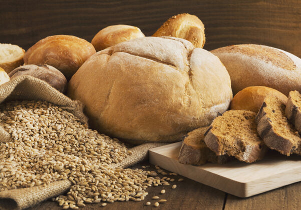 特写木桌上的烘焙产品特写镜头木板面包法式面包