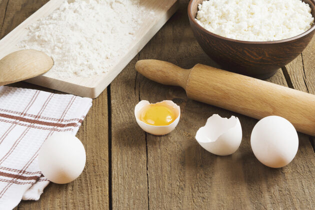生鸡蛋特写蛋制品 白干酪 面粉桌子木板碎的