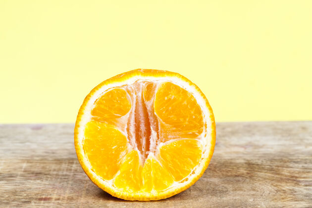 热带切成块多汁美味的橘子有机半生
