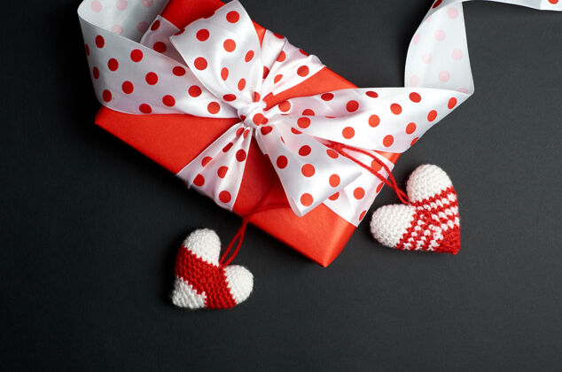 蝴蝶结情人节礼盒和黑色心形惊喜手工制作编织
