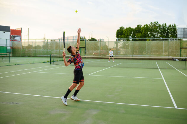 训练男子网球运动员带着球拍 在户外训练court.活动健康的生活方式 人们玩体育游戏 健身锻炼与球拍活动击球球场