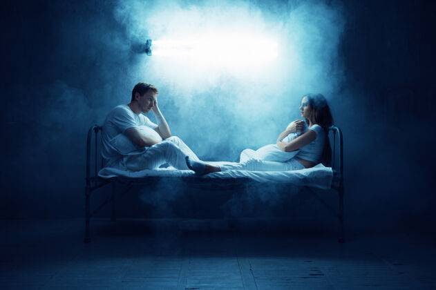 精神病学疯狂的男人和女人坐在床上 黑暗的房间…每晚都有问题 抑郁和压力 悲伤 精神病院男性幽灵概念