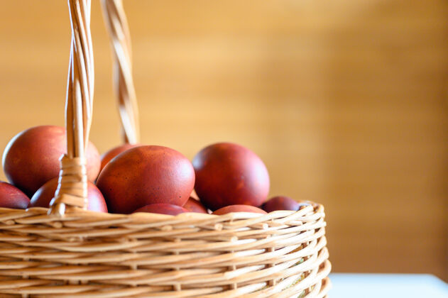 着色复活节彩蛋洋葱壳在柳条木篮子里传统自然外壳