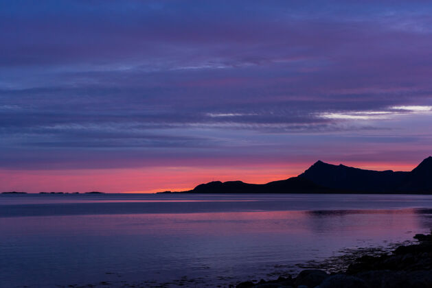 挪威景色日落景色与海和山在罗弗顿群岛 挪威天空风景空旷