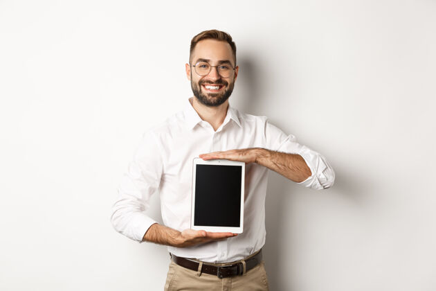 picture微笑的经理在数字平板电脑屏幕上展示东西 演示网站 站在白色背景上FinanceManEntrepreneur