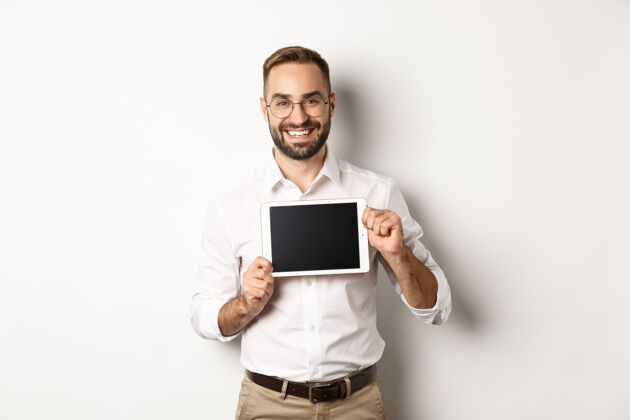 帅哥购物和科技帅哥男子展示数码平板电脑屏幕 戴眼镜配白领衬衫 工作室背景PersonpictureApplication