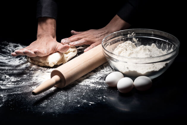 手它会变成面包关门在餐馆工作和做饭的时候 厨师的手在揉面团桌子碗手工制作