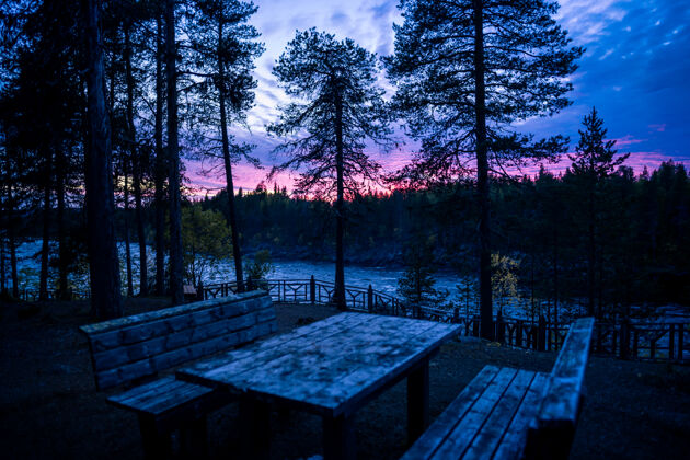 徒步旅行野餐桌在森林和河流在芬兰 斯堪的纳维亚日落斯堪的纳维亚目的地风景风景