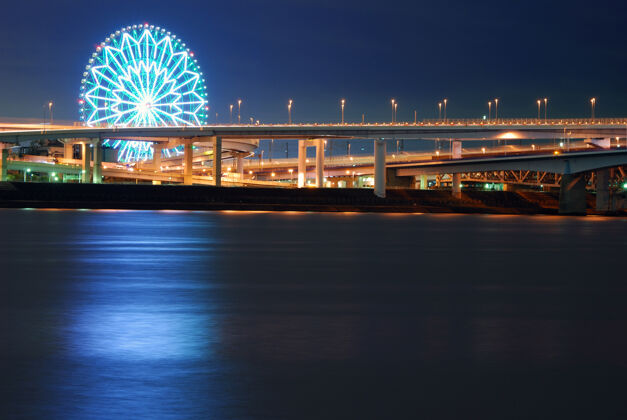 夜晚摩天轮在夜水之上 东京东京城市地平线